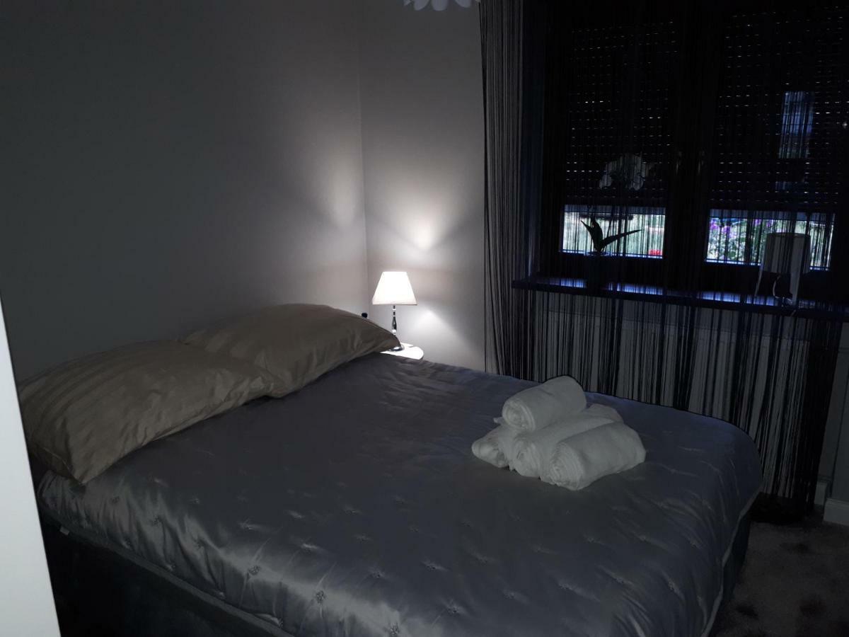 Apartamenty Centrum- Kochanowskiego -Dawniej Two-Bedroom Apartment เจโลนากูรา ภายนอก รูปภาพ
